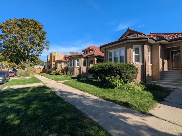 $684,000 | 6734 North Campbell Avenue, Chicago, IL 60645