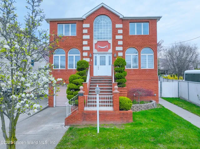 $1,100,000 | 5775 Hylan Boulevard | Prince's Bay