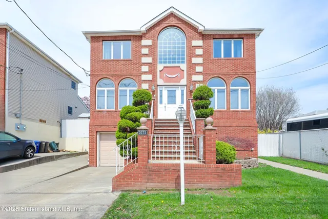 $1,100,000 | 5775 Hylan Boulevard | Prince's Bay