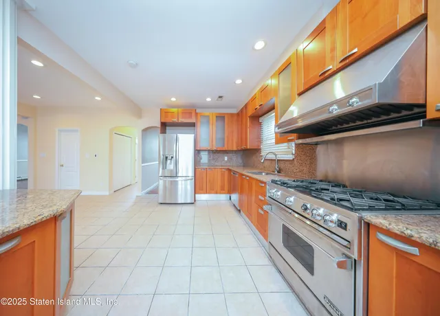 $1,100,000 | 5775 Hylan Boulevard | Prince's Bay