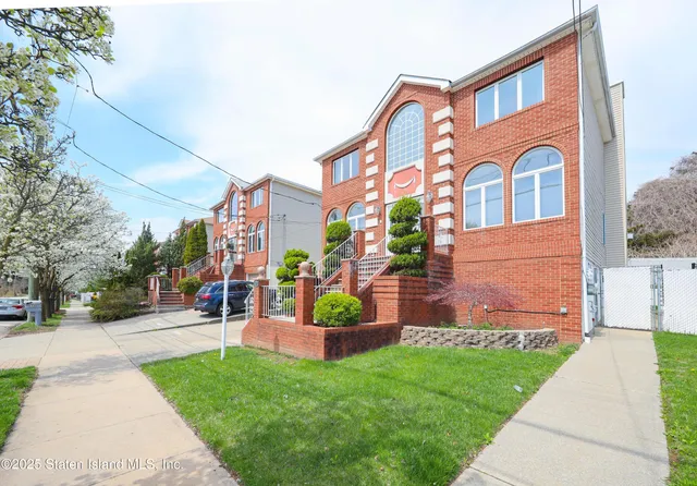 $1,100,000 | 5775 Hylan Boulevard | Prince's Bay