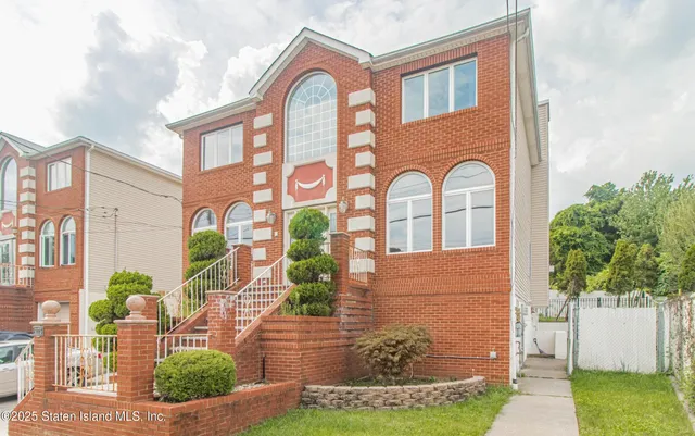 $1,100,000 | 5775 Hylan Boulevard | Prince's Bay