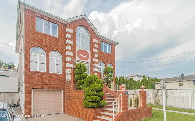 $1,100,000 | 5775 Hylan Boulevard | Prince's Bay