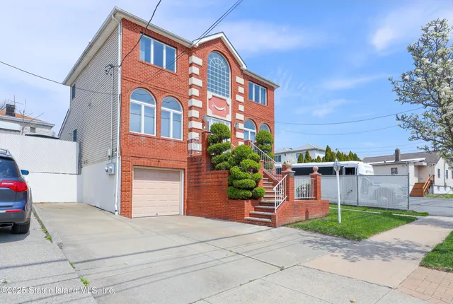 $1,100,000 | 5775 Hylan Boulevard | Prince's Bay