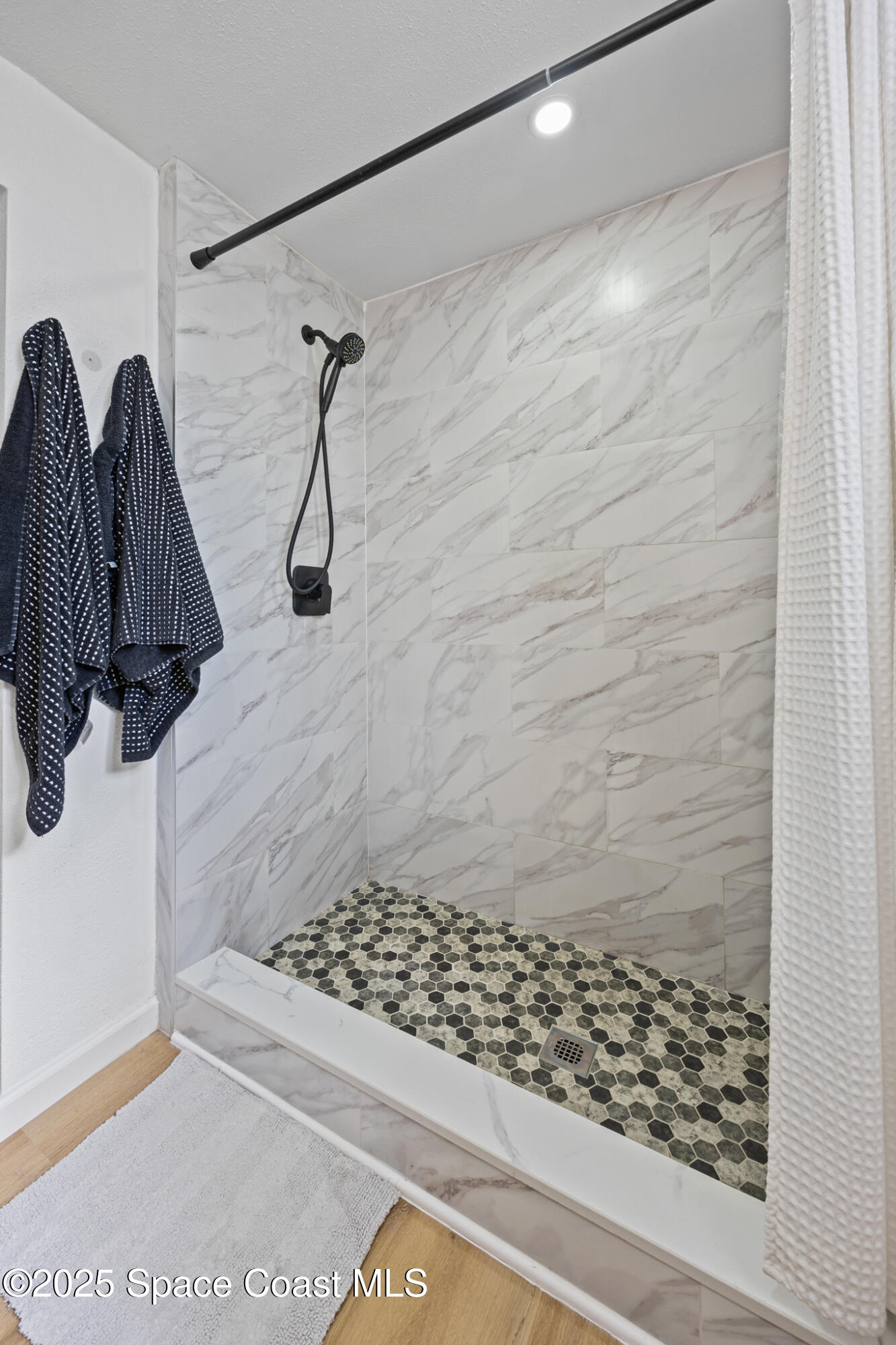 115 Primrose Lane Melbourne, FL 32901 - Photo 4 of 22 a bathroom with a shower