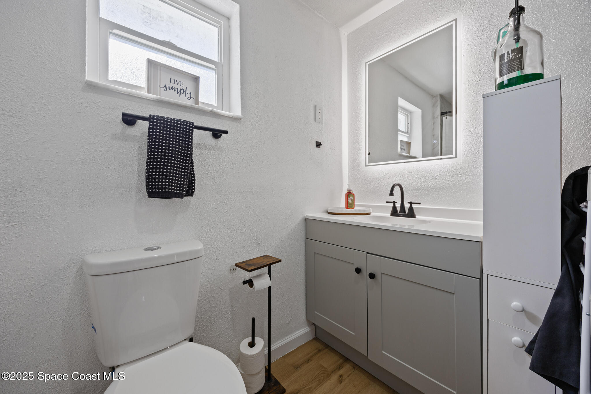 115 Primrose Lane Melbourne, FL 32901 - Photo 5 of 22 a bathroom with a toilet sink and mirror