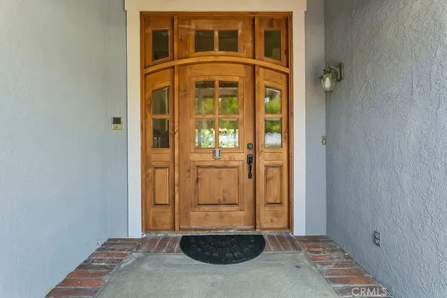 a view of entryway of a house