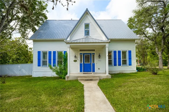 $560,000 | 1322 North Ave F, Shiner, TX 77984