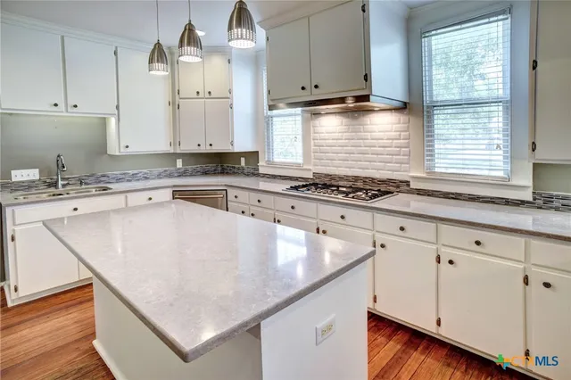 $560,000 | 1322 North Ave F, Shiner, TX 77984