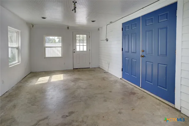 $560,000 | 1322 North Ave F, Shiner, TX 77984