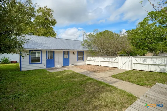 $560,000 | 1322 North Ave F, Shiner, TX 77984