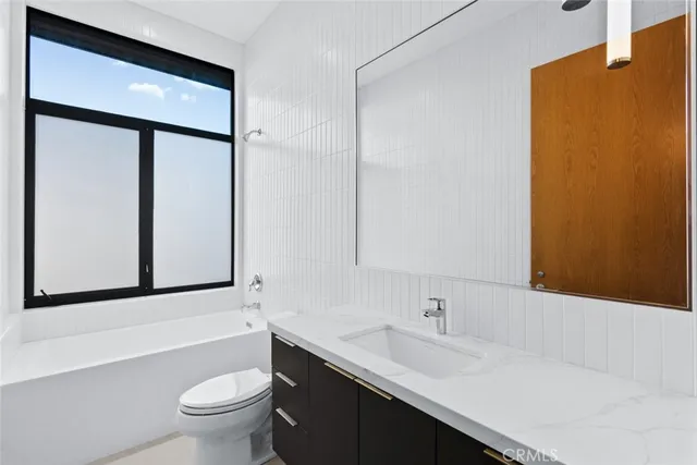 $4,775 | 922 West Clark Avenue, Unit 101, Burbank, CA 91506