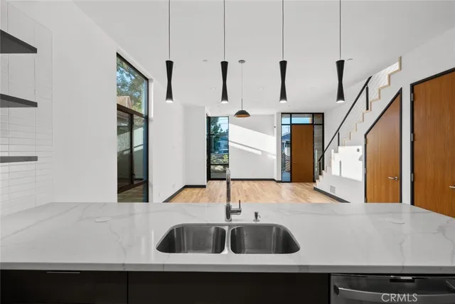 $4,775 | 922 West Clark Avenue, Unit 101, Burbank, CA 91506