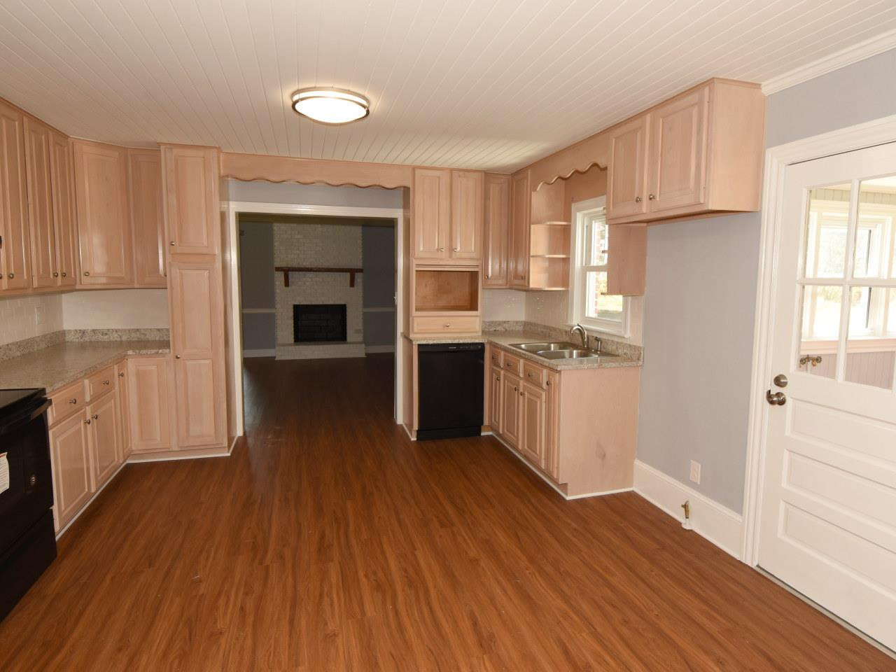 Large kitchen with new appliances, new easy care flooring. Kitchen