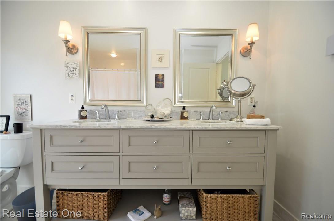 10424 Spring Street Fenton, MI 48430 - Photo 16 of 29 Master bathroom!