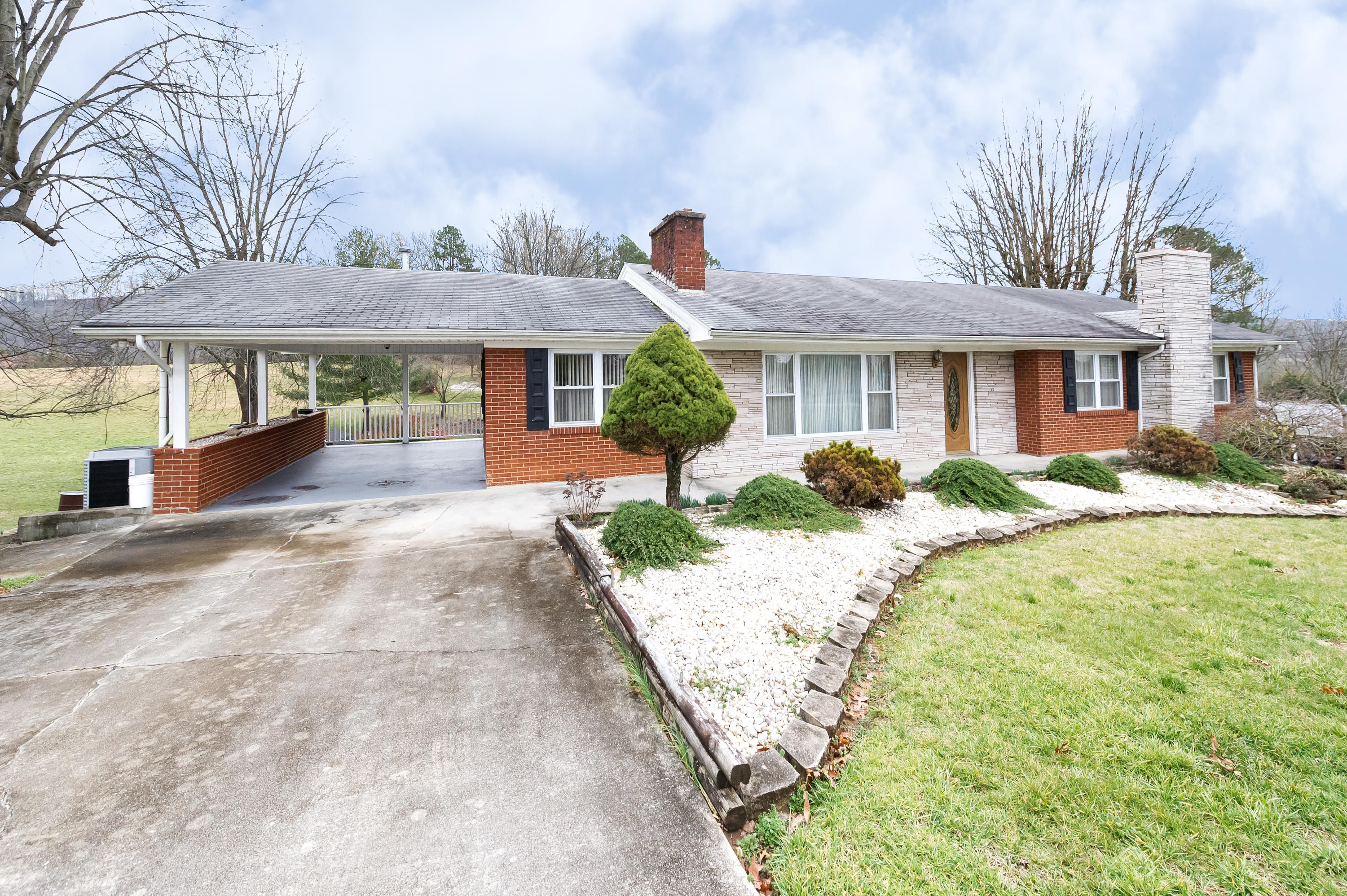 Drive way/carport.