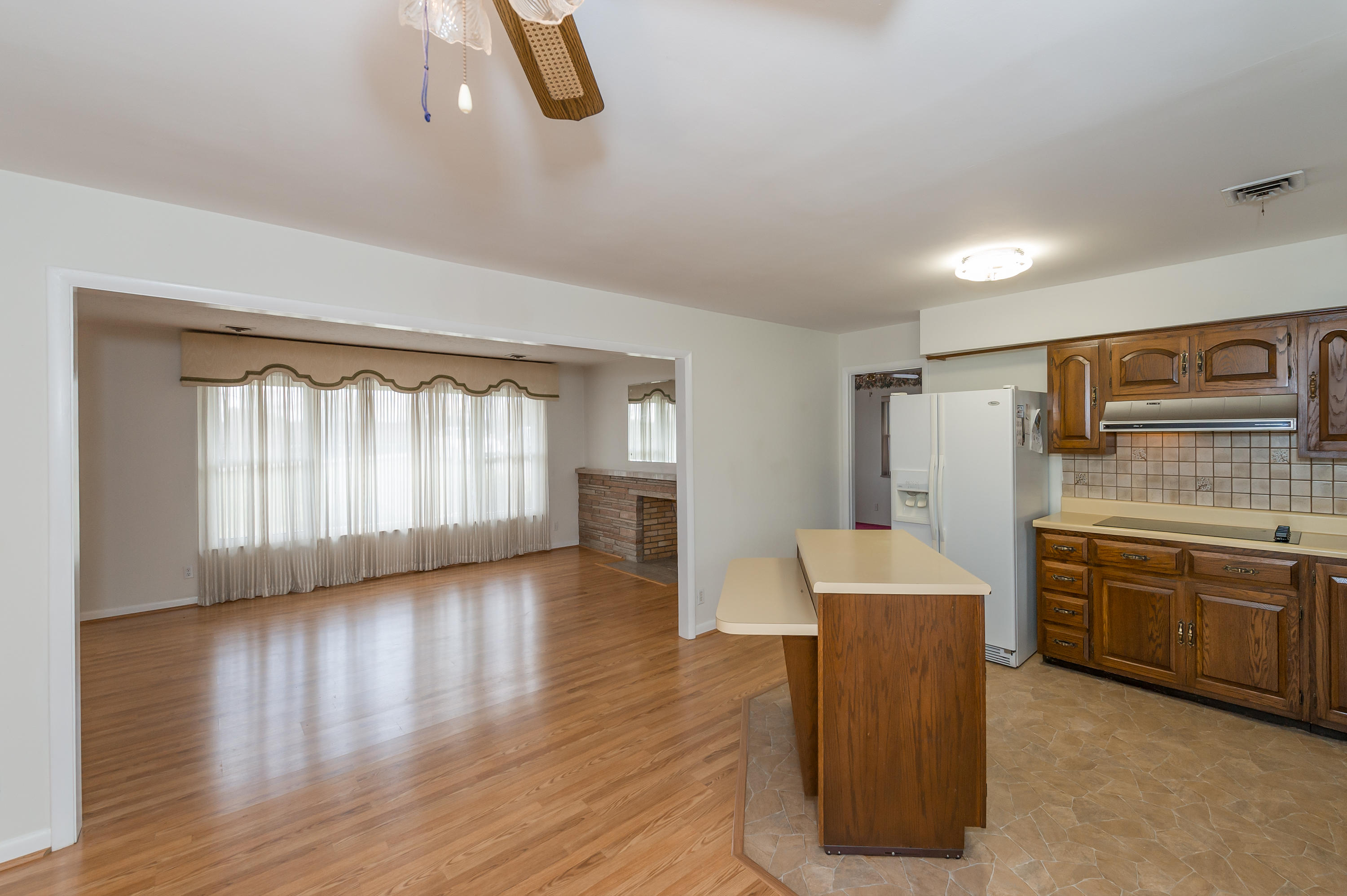 3500 Cunningham Road Knoxville, TN 37918 - Photo 9 of 30 Kitchen view into the livingroom.