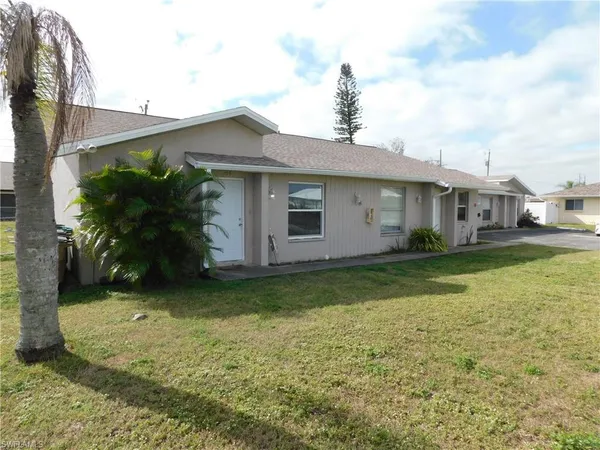 a view of a house with a backyard