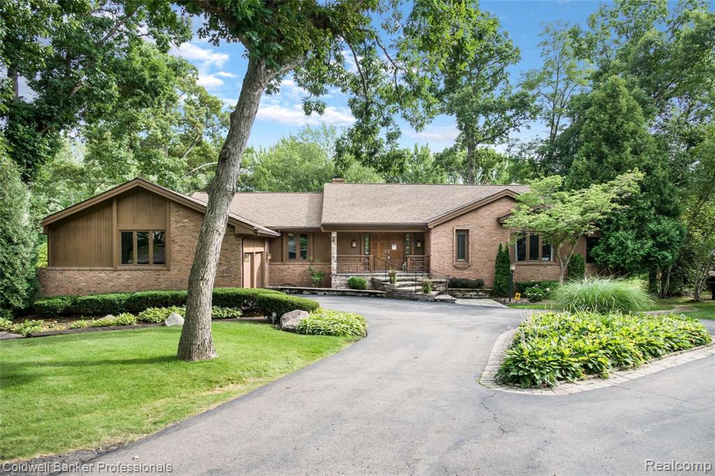 135 West Hickory Grove Road Bloomfield Hills, MI 48304 - Photo 3 of 42