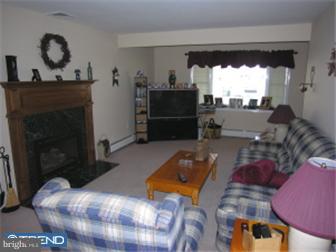 702 Chatham Road Fairless Hills, PA 19030 - Photo 5 of 12 Family Room