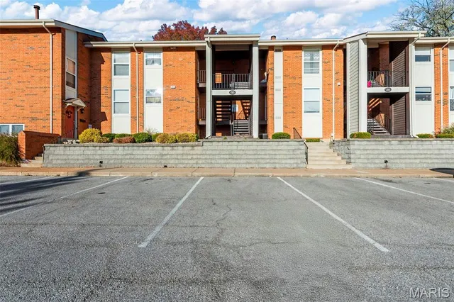 $168,000 | 1949 Hunting Lake Court, Unit 304, Kirkwood, MO 63122