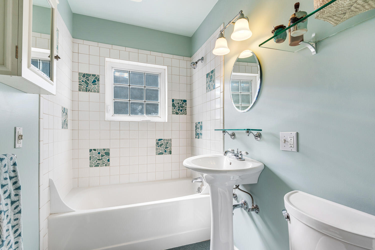 809 Northeast 9th Street Bend, OR 97701 - Photo 19 of 42 Bathroom
