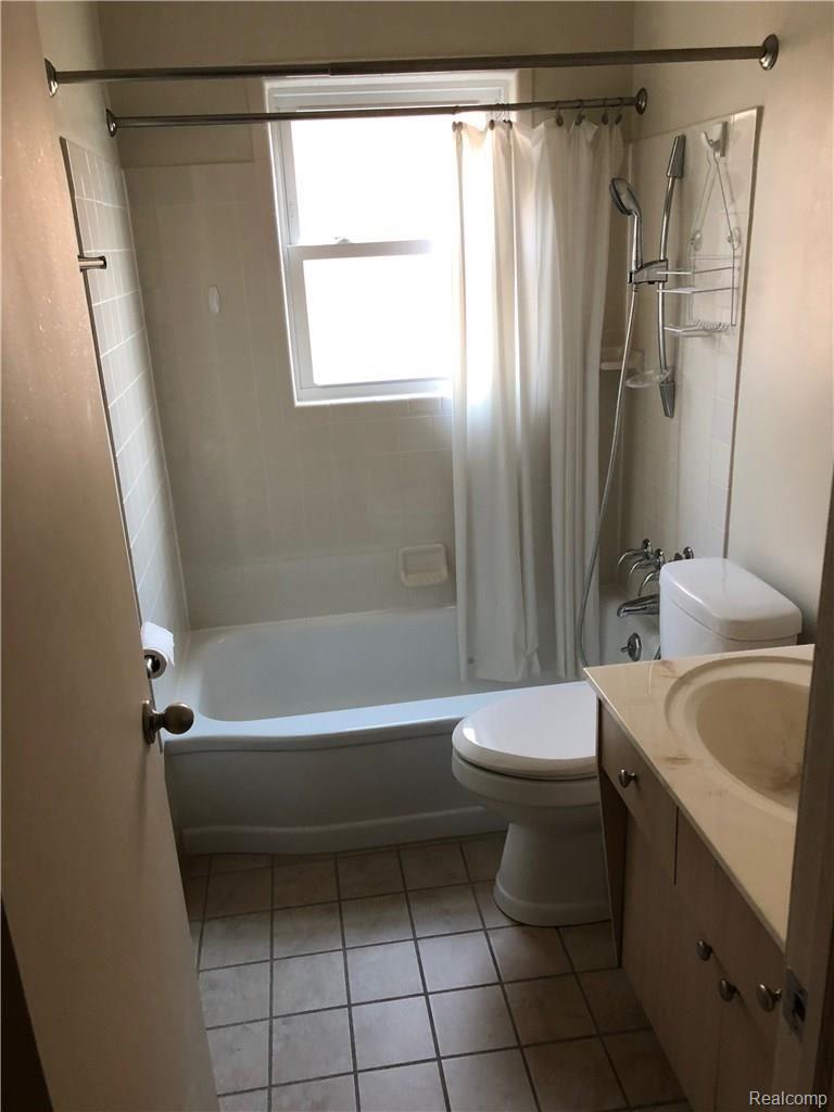 9285 Rosedale Boulevard Allen Park, MI 48101 - Photo 9 of 38 IMG_1138.jpg