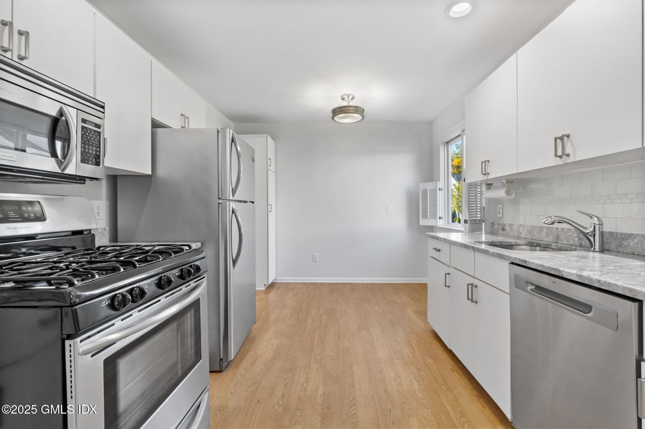 83 Silo Circle Riverside, CT 06878 - Photo 7 of 30 a kitchen with granite countertop a sink stove and refrigerator
