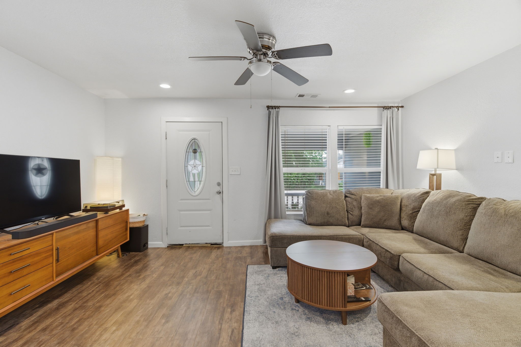 7717 Scanlock Street Houston, TX 77012 - Photo 6 of 46 Warm and Inviting Living room, with plenty of space for a HUGE seating area