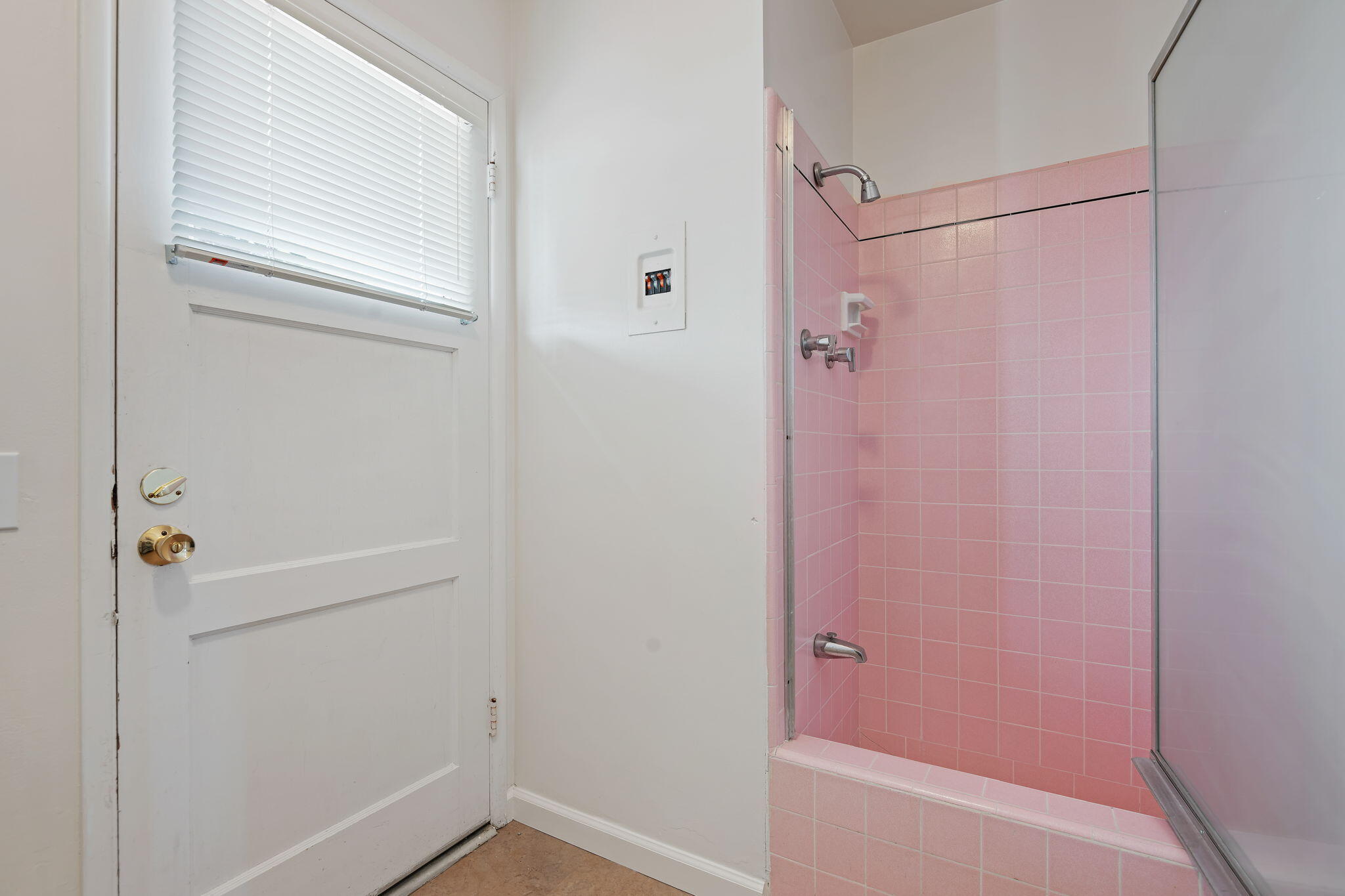 2120 State Street Santa Barbara, CA 93105 - Photo 19 of 20 20-Laundy-Shower