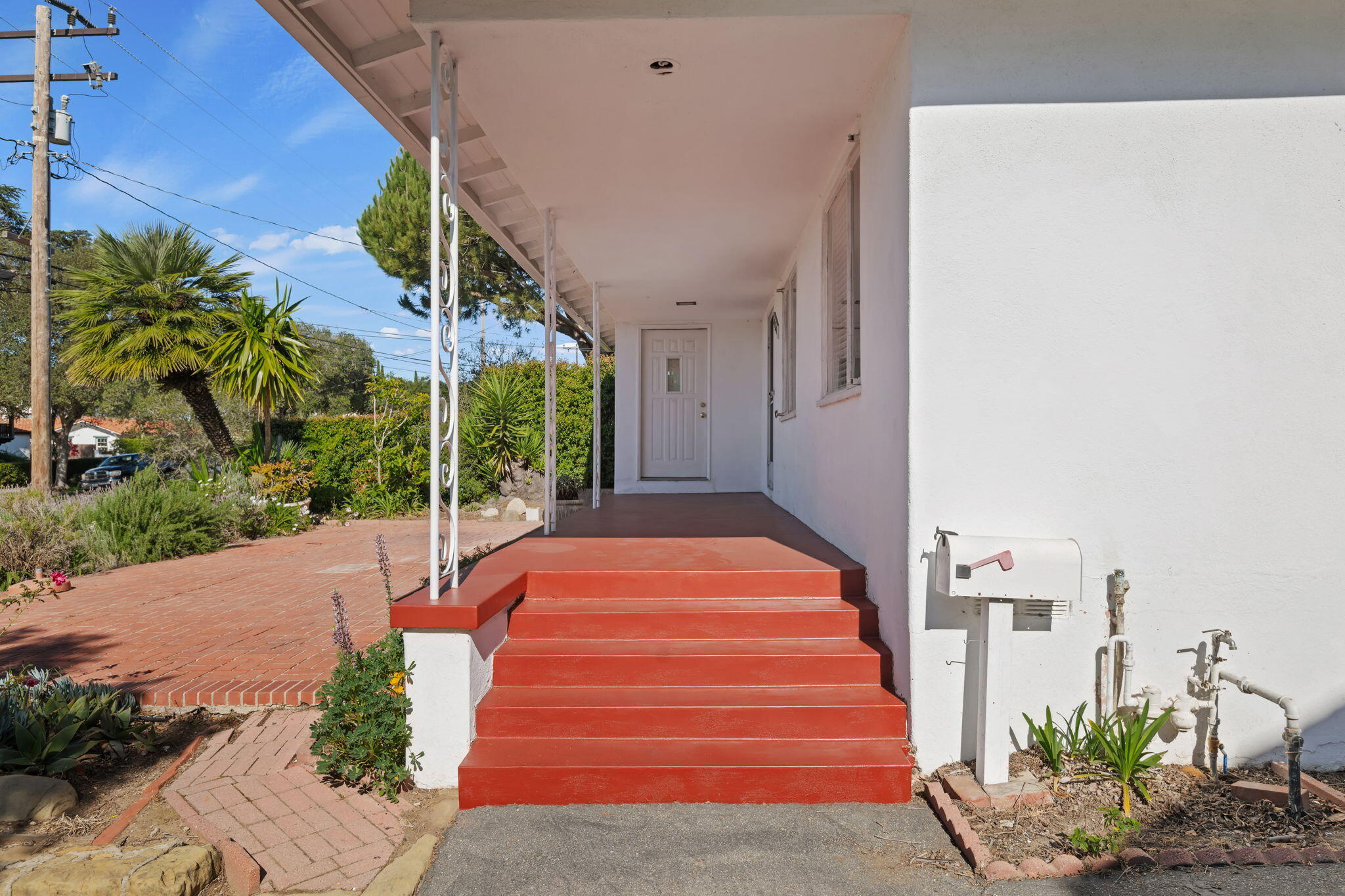 2120 State Street Santa Barbara, CA 93105 - Photo 4 of 20 04-Front Porch