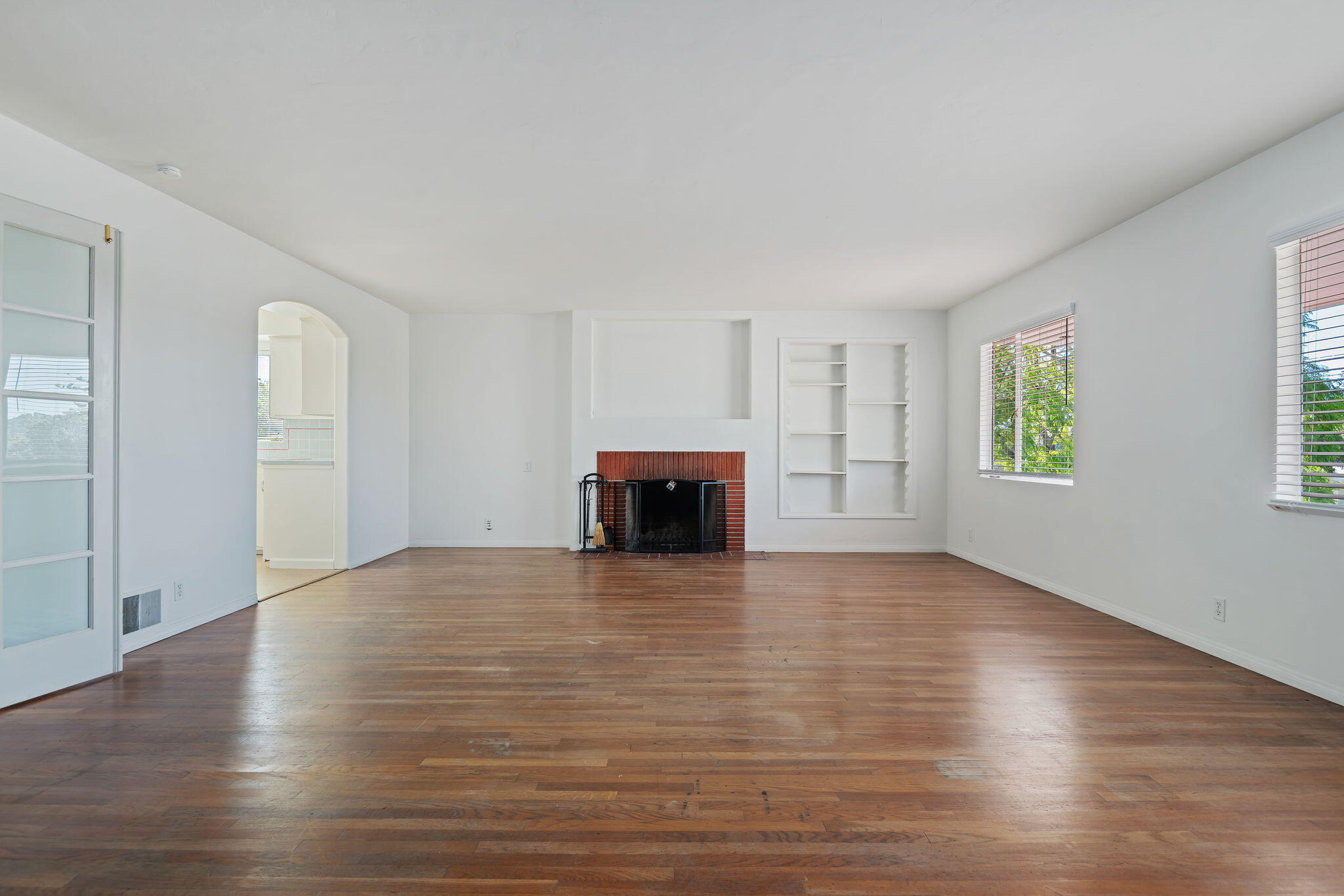 2120 State Street Santa Barbara, CA 93105 - Photo 6 of 20 06-Living Room