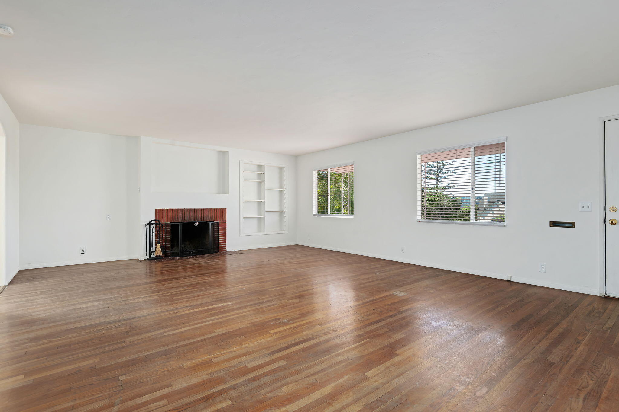 2120 State Street Santa Barbara, CA 93105 - Photo 7 of 20 07-Living Room