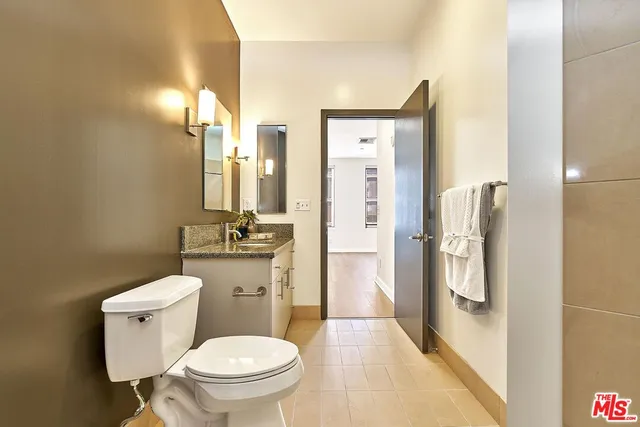 a view of a livingroom with washer and dryer