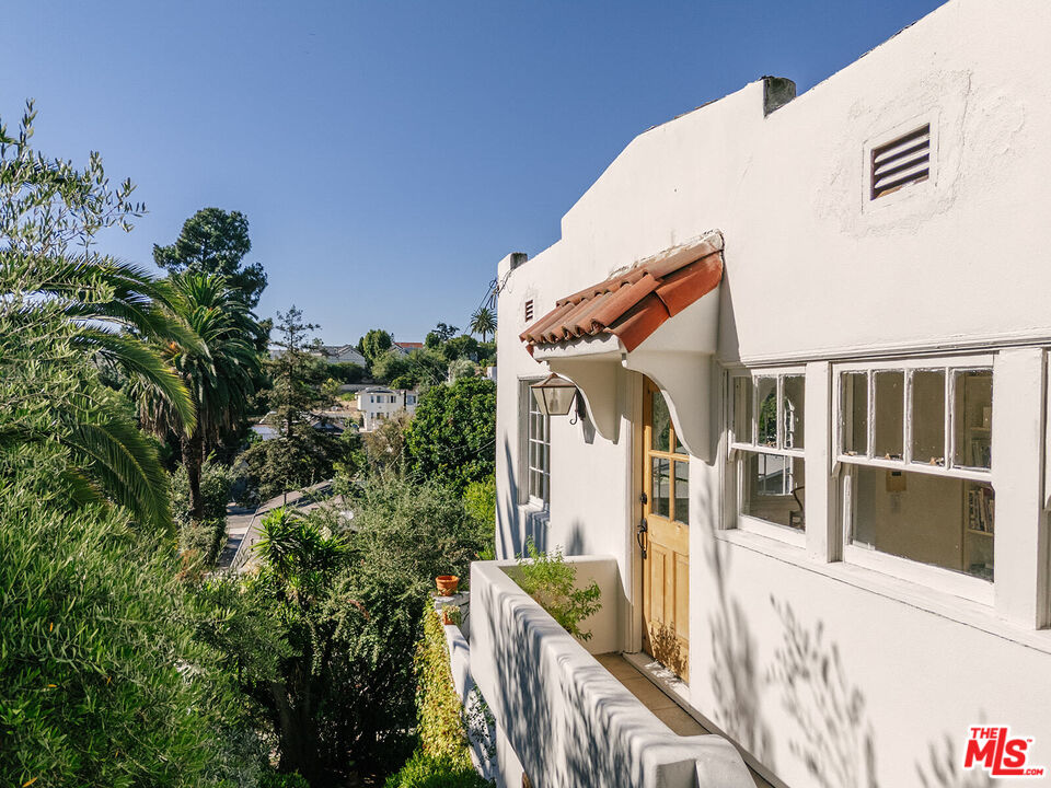 1710 Morton Avenue Los Angeles, CA 90026 - Photo 3 of 31