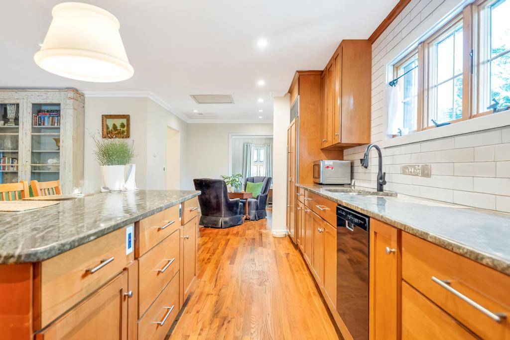 386 Mill Road Westhampton, NY 11977 - Photo 5 of 30