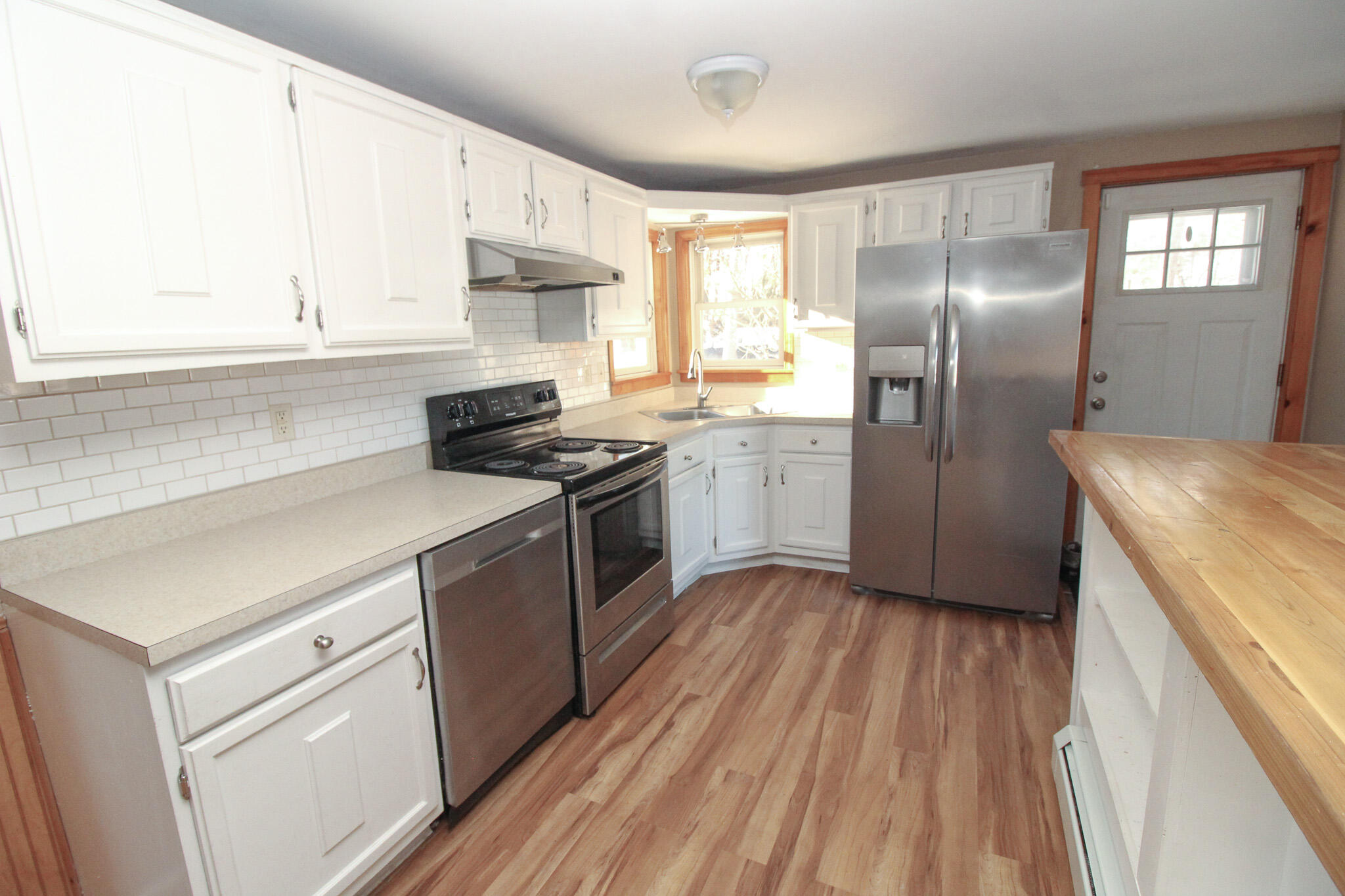 20 Earle Avenue Bangor, ME 04401 - Photo 5 of 38 IMG_0033