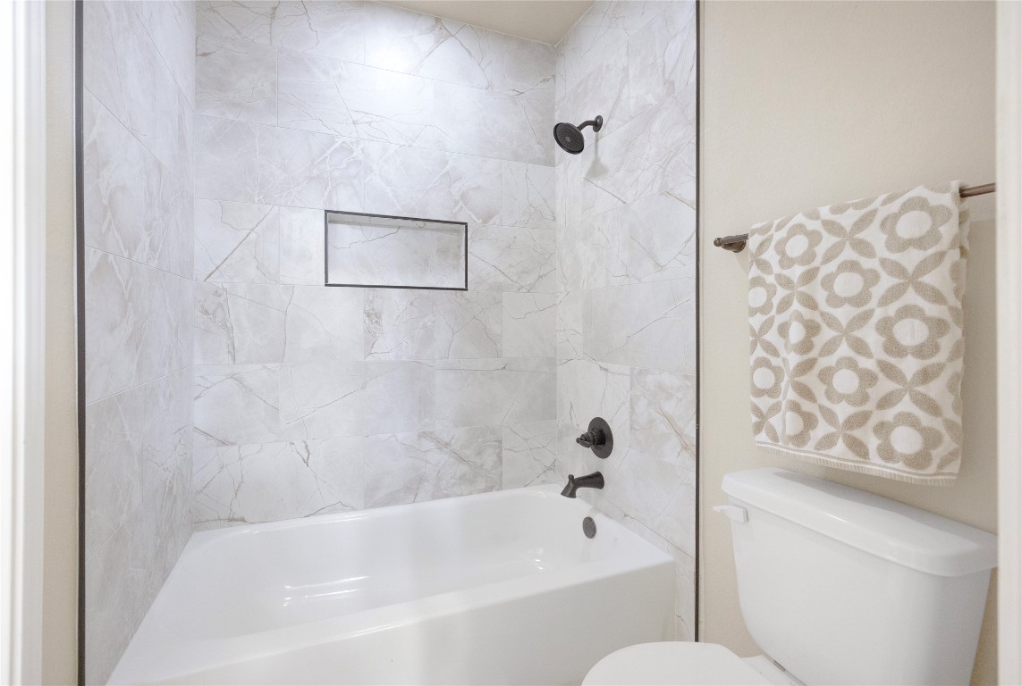 106 Tonkawa Trail West Austin, TX 78738 - Photo 30 of 39 a bathroom with a bathtub and shower