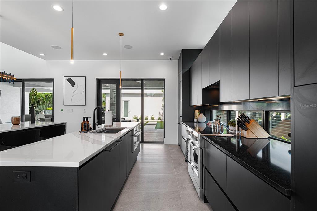 2519 North Riverside Drive Tampa, FL 33602 - Photo 17 of 34 a kitchen with lots of counter top space