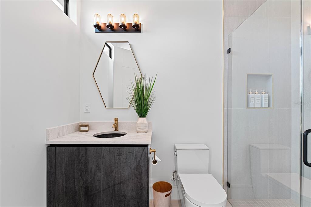 2519 North Riverside Drive Tampa, FL 33602 - Photo 25 of 34 a bathroom with a toilet sink and mirror