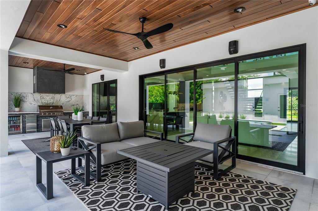 2519 North Riverside Drive Tampa, FL 33602 - Photo 31 of 34 a living room with furniture