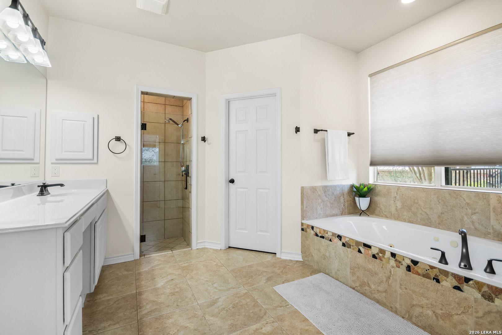108 Jackrabbit Circle Boerne, TX 78006 - Photo 32 of 50 a bathroom with a tub sink and mirror