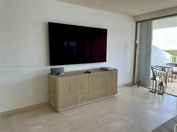 a view of livingroom with furniture