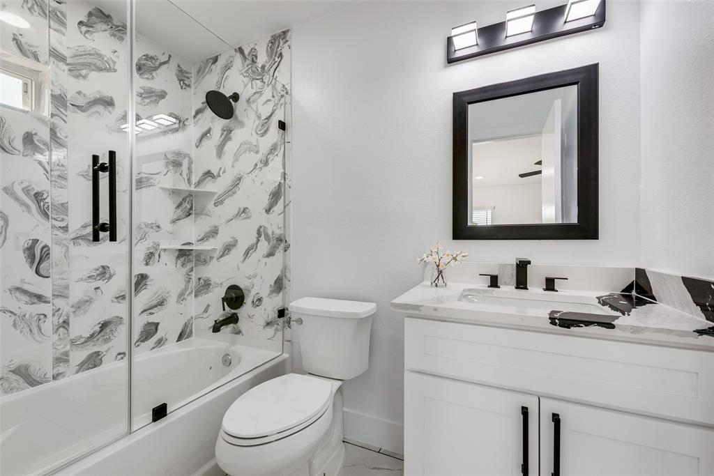 13827 Hiram Road Wills Point, TX 75169 - Photo 19 of 39 a bathroom with a toilet a sink and a bathtub