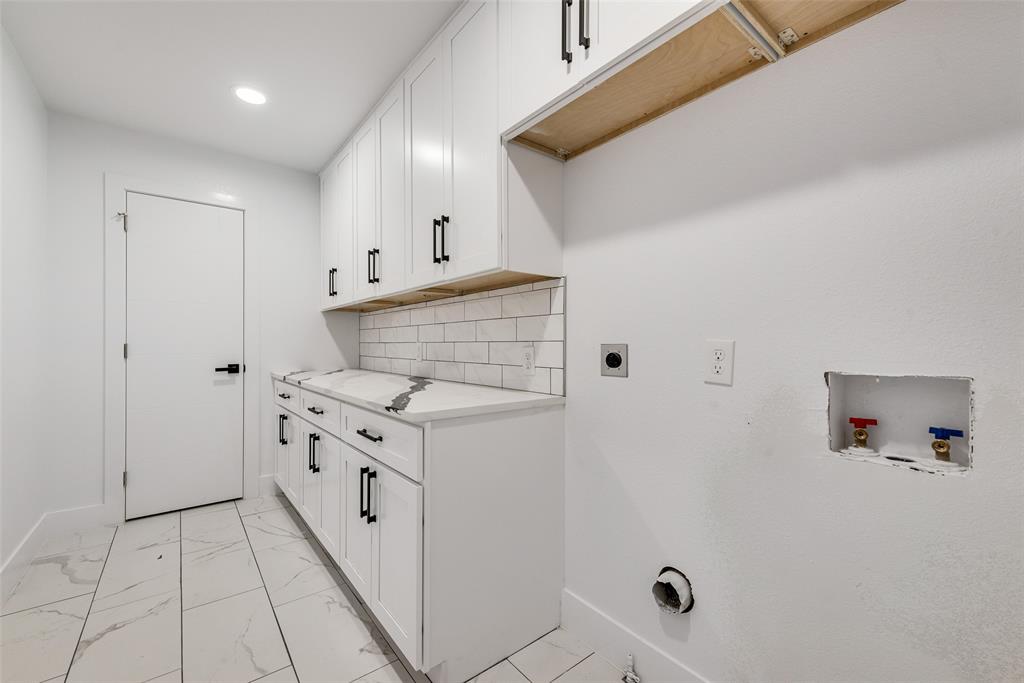13827 Hiram Road Wills Point, TX 75169 - Photo 21 of 39 a kitchen with cabinets and appliances