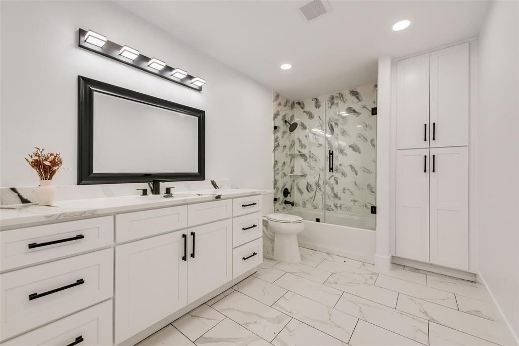 13827 Hiram Road Wills Point, TX 75169 - Photo 22 of 39 a bathroom with double vanity a toilet a bathtub and a double vanity sink