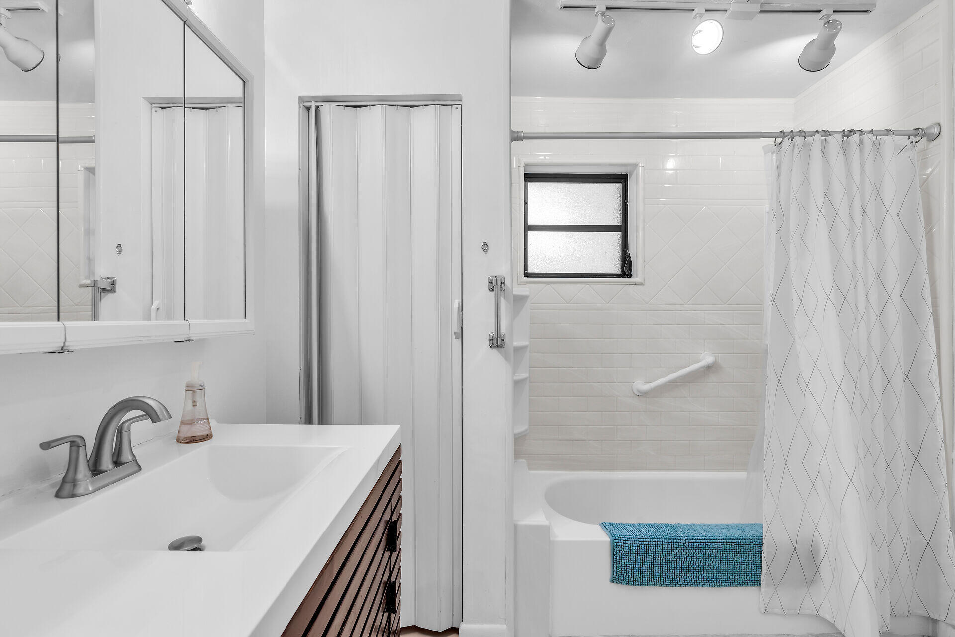 1044 Gibraltar Road Key Largo, FL 33037 - Photo 17 of 29 a bathroom with a sink a toilet and shower