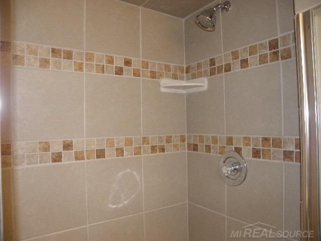 18206 Airport Fraser, MI 48026 - Photo 22 of 30 31373486-21.JPG