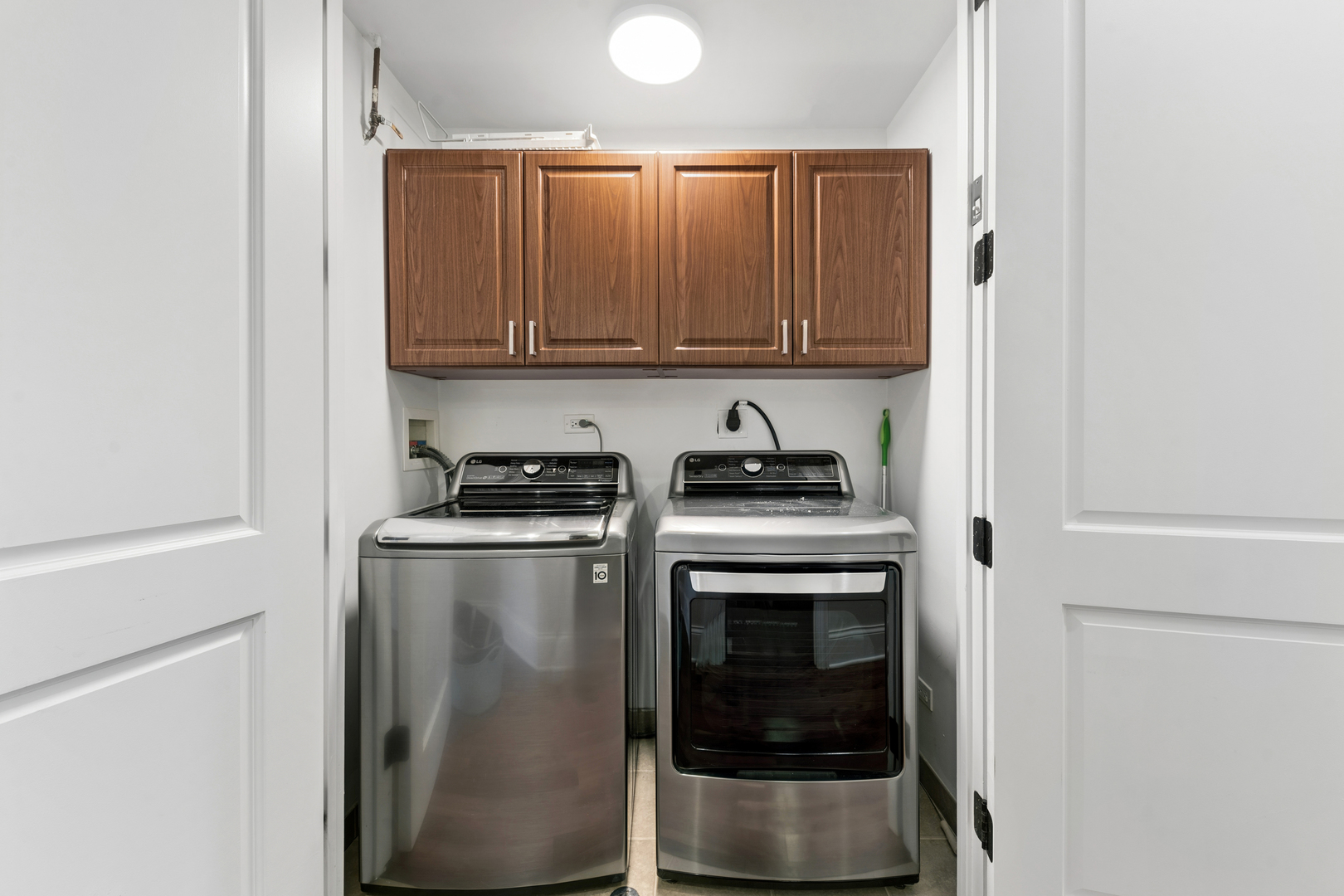 1460 West Byron Street Chicago, IL 60613 - Photo 20 of 33 a kitchen with a stove and a refrigerator
