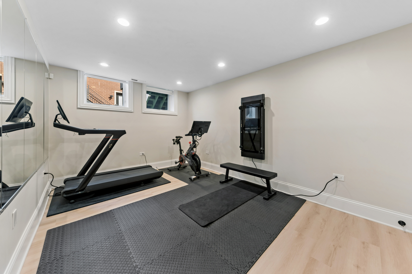 1460 West Byron Street Chicago, IL 60613 - Photo 29 of 33 a view of a room with gym equipment